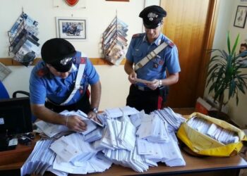 Migliaia di lettere mai consegnate, denunciato postino a Crotone