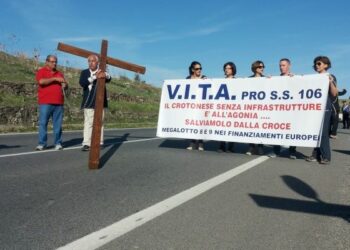 Protesta sulla SS106, Amoruso con la croce in spalla