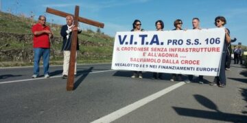 Protesta sulla SS106, Amoruso con la croce in spalla