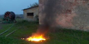 Agricoltori sorpresi a incendiare cumuli di rifiuti nel crotonese