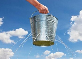 Da oltre due anni una perdita d’acqua sulle terre di Capocolonna