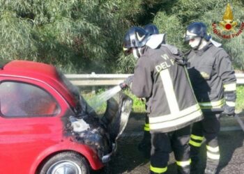 500 in fiamme sull’ex SS106 a Crotone