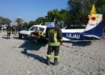 Precipita ultraleggero in Calabria: in due si salvano – FOTO