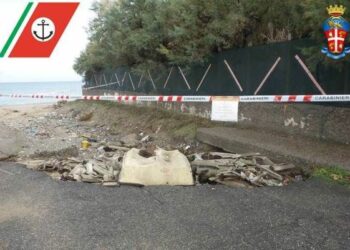 Discarica con eternit scoperta sul lungomare di Cariati