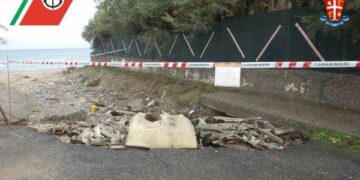 Discarica con eternit scoperta sul lungomare di Cariati