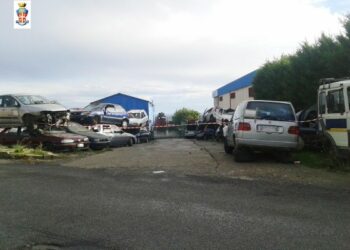 Scoperta autodemolizione non autorizzata nel cosentino, 4 denunce