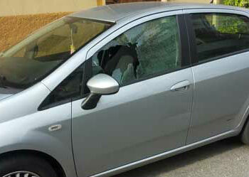 Torretta, vandali notturni scatenate contro auto in sosta