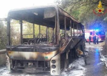 Tragedia sfiorata nel reggino, autobus con studenti in fiamme