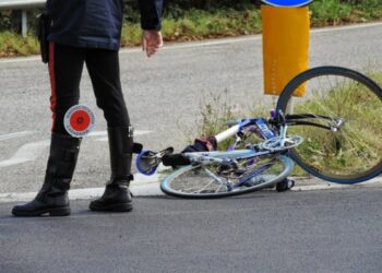 Ciclista travolto, autista confessa: proseguito per evitare choc a passeggeri