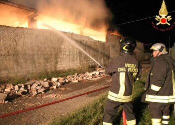 Isola Capo Rizzuto, balle di fieno in fiamme in un capannone