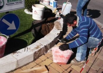 Danneggiate due rotonde a Ciro’ Marina, Citta’ Pulita all’opera