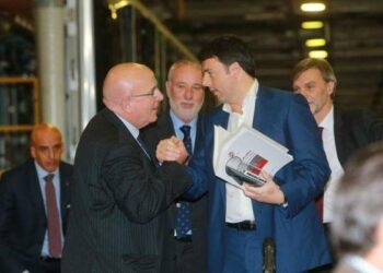 Applausi a Renzi al termine della visita a Reggio Calabria