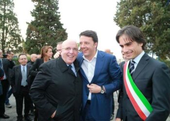 Applausi a Renzi al termine della visita a Reggio Calabria
