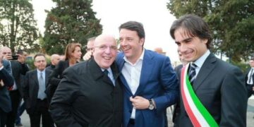 Applausi a Renzi al termine della visita a Reggio Calabria