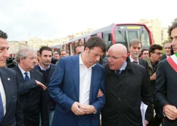 Applausi a Renzi al termine della visita a Reggio Calabria