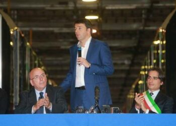 Applausi a Renzi al termine della visita a Reggio Calabria