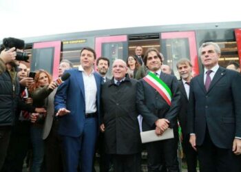 Applausi a Renzi al termine della visita a Reggio Calabria