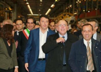 Applausi a Renzi al termine della visita a Reggio Calabria