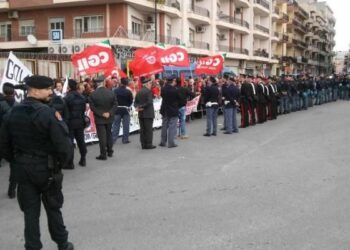 Renzi in Calabria, proteste dei lavoratori e lanci uova