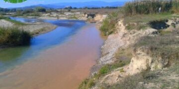 Rocca di Neto, scoperto sversamento di acque di lavaggio inerti nel fiume