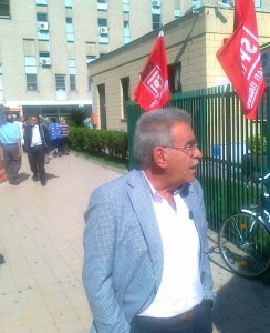 sindaco davanti all'ospedale