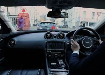 Realtà aumentata, arriva l’auto con cofano e montanti «trasparenti»