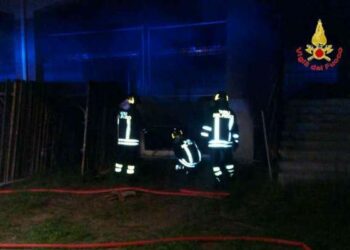 Catanzaro, incendio in un deposito di materiale edile