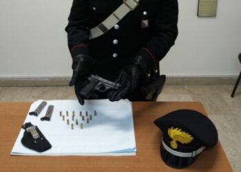 Pistola nello zainetto, arrestata casalinga a Isola Capo Rizzuto