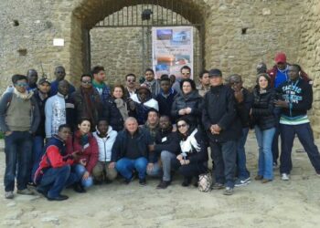 Le Castella, migranti visitano mostra fotografica di Mimmo De Marco