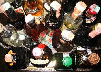 Corigliano, rubano bottiglie di alcool da supermercato