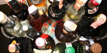 Corigliano, rubano bottiglie di alcool da supermercato