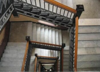 Cade da tromba scale, bimbo di 3 anni morto a Crotone