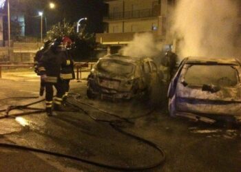 Notte di fuoco a Cotronei, in fiamme tre auto