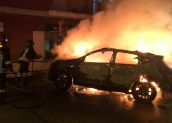 Notte di fuoco a Cotronei, in fiamme tre auto