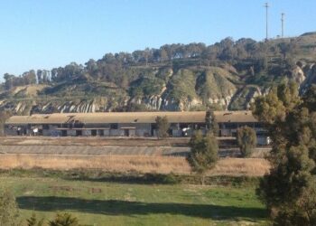 Crotone, mancata bonifica a capannone con tetto di amianto