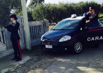Cutro, carabinieri lo fermano e butta droga dal finestrino