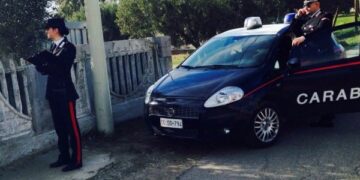 Cutro, carabinieri lo fermano e butta droga dal finestrino