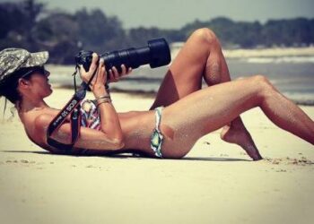 Elisabetta Gregoraci, paparazzo in bikini per un giorno