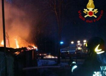 Casolare rurale in fiamme a Villaggio Mancuso, scoppiano bombole gas