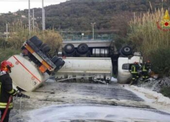 Calabria, si ribalta autocisterna con gasolio: salvato conducente