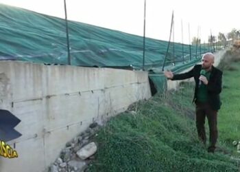 Liquidi velenosi nelle campagne coltivate, ‘Striscia la Notizia’ a Corigliano