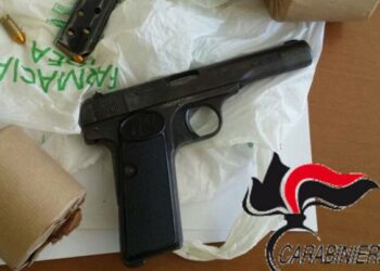 Pistola clandestina e artifici esplodenti, fermato 38enne a Reggio Calabria