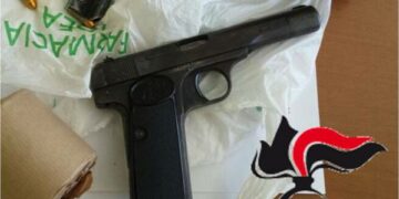 Pistola clandestina e artifici esplodenti, fermato 38enne a Reggio Calabria