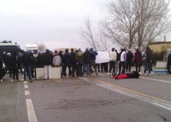 Immigrati: protesta blocca SS106 a Isola Capo Rizzuto