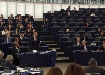 Strasburgo, Ferrara (M5S): Renzi chiude con imbarazzante discorso sul nulla