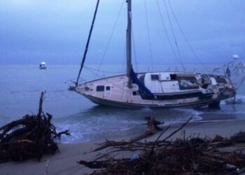Sbarco di migranti nel crotonese, in 75 su barca a vela