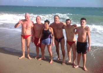 Sei temerari sfidano il gelo per il Tuffo di Capodanno a Ciro’ Marina