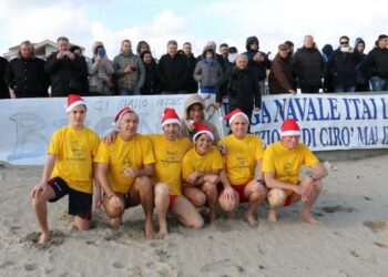 Sei temerari sfidano il gelo per il Tuffo di Capodanno a Ciro’ Marina