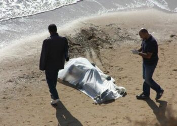 Cadavere nudo trovato sulla spiaggia di Paola