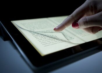 Libri, nel 2014 diminuiscono i lettori: aumenta il digitale